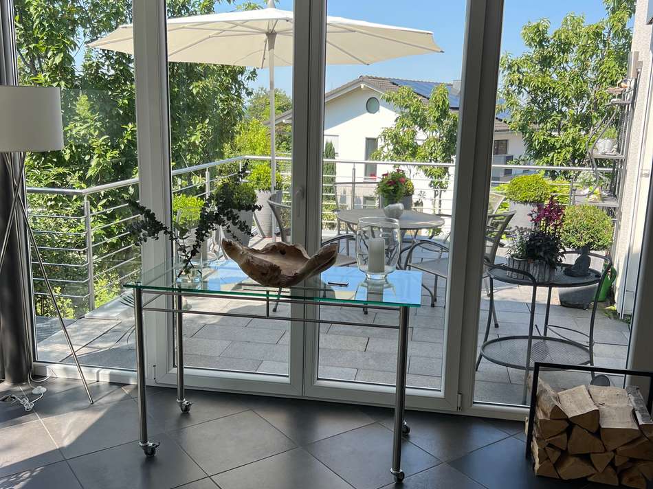 Wohnzimmer mit Terrasse vorne