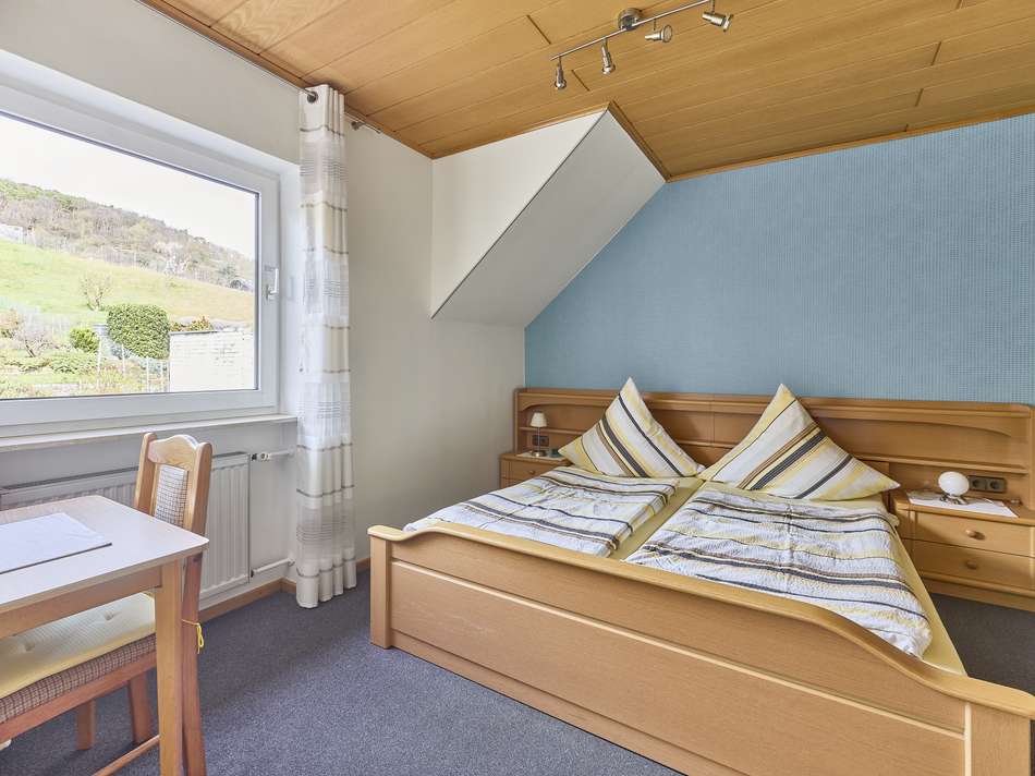 Schlafzimmer 1