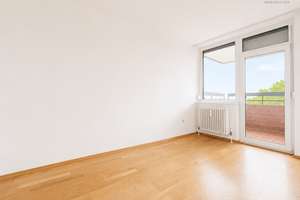 Wohnen über den Dächern Nürnbergs – 8. OG, zwei Balkone & Tiefgarage – Die vollständige Adresse der Immobilie erhältst du vom Anbieter., 90402 Tullnau, Nürnberg – Vorschaubild 5