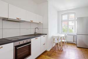 Klassische 2-Zimmer-Altbauwohnung mit großzügigem Wohnbereich und Dielenboden – Wrangelstraße 90, 10997 Kreuzberg, Berlin – Vorschaubild 3