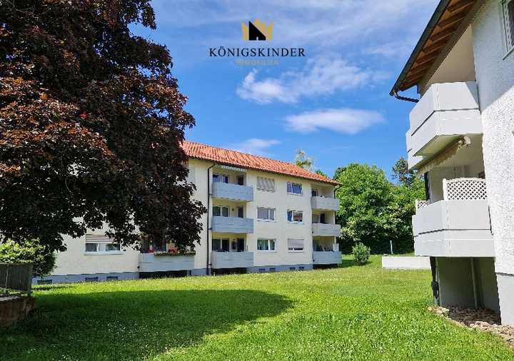Ruhig und sonnig gelegene Dreizimmerwohnung mit Balkon und Tiefgarage, sofort verfügbar