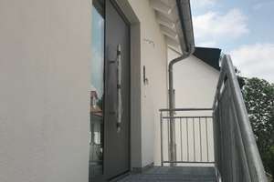 Exklusive 2-Zimmer Dachgeschosswohnung mit Einbauküche (Nähe S-/U-Bahn Feldmoching) – Die vollständige Adresse der Immobilie erhältst du vom Anbieter., 80995 Feldmoching, München – Vorschaubild 2