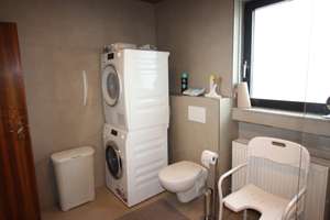 Möbliertes Wohnhaus  mit 3 Garagen in Hengersberg zu vermieten – Die vollständige Adresse der Immobilie erhältst du vom Anbieter., 94491 Hengersberg – Vorschaubild 8