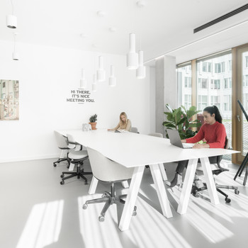 Durchgehender Zugang zu Großraumbüros für 10 Personen in Spaces Kennedydamm