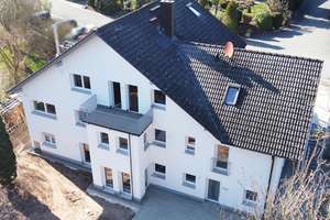 Saniertes Mehrfamilienhaus mit fünf Einheiten in ruhiger Wohnlage! – Die vollständige Adresse der Immobilie erhältst du vom Anbieter., 91325 Adelsdorf – Vorschaubild 1