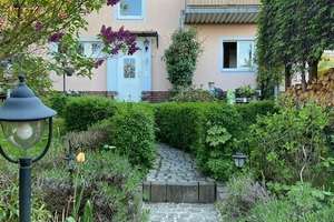 Wunderschönes Reihenendhaus in traumhafter Lage mit Carport, Einliegerwohnung und riesigem Garten!