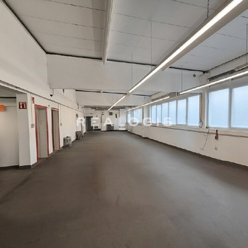 ca. 1.000 m² große, ebenerdige Hallenfläche zzgl Büro