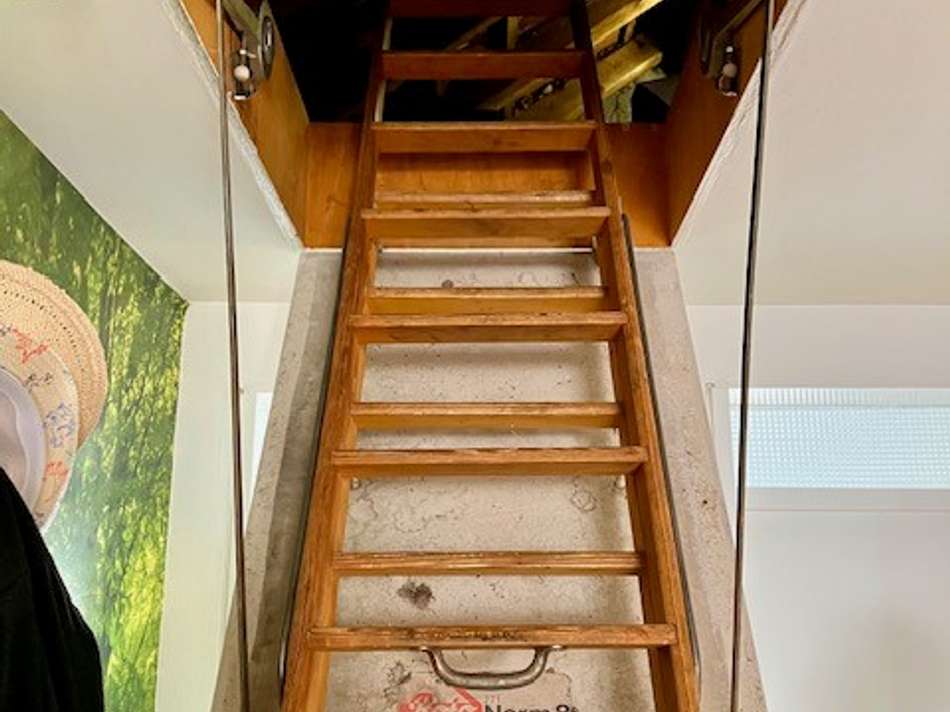 Treppe zur Bühne DG
