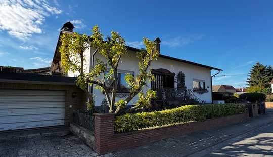 Bild von Geräumiges Einfamilienhaus in Büttelborn + neue Heizung + Pool, große Terrasse + Garten *von Privat*