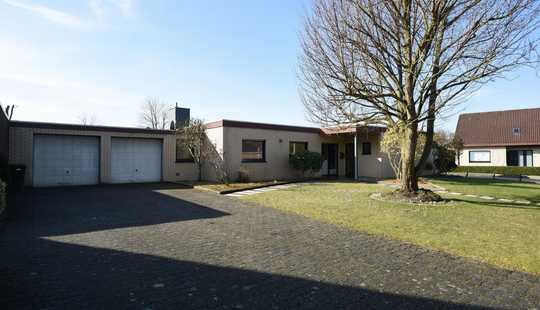 Bild von Flachdachbungalow in zentraler Lage mit Doppelgarage !