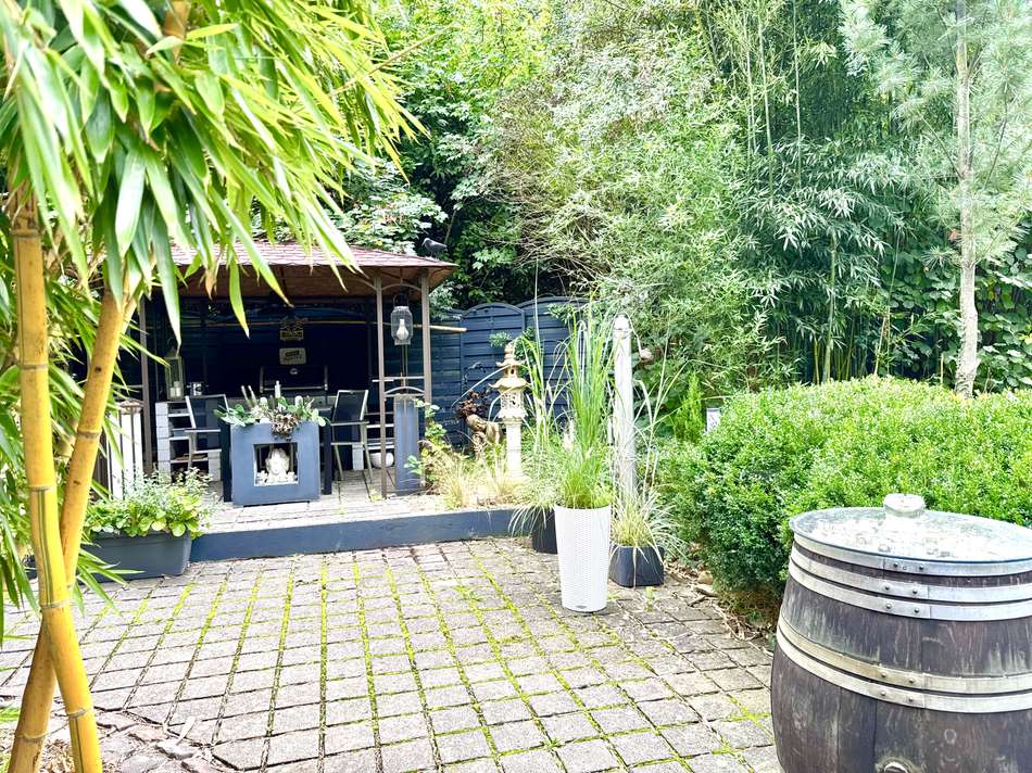 Weg zum Grillhäuschen