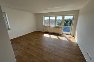 Helle, frisch renovierte 2-Raum-Wohnung im Dachgeschoss mit Weitblick [Nr. 10] | WBS erforderlich