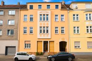 **Attraktives Mehrfamilienhaus mit acht Wohneinheiten und erheblichem Mietsteigerungspotential!**