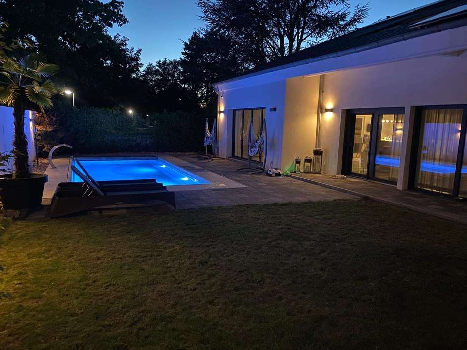 Pool bei Nacht