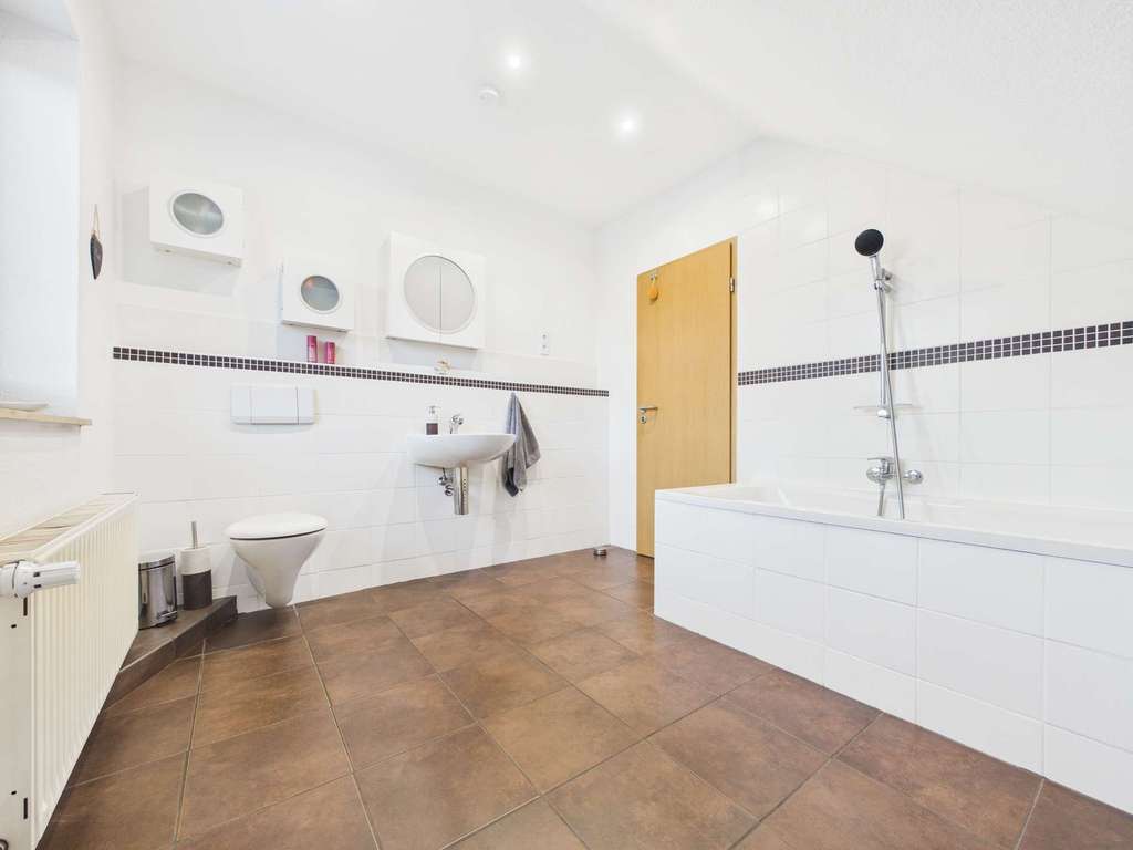 Immobilie in Leiferde - Einfamilienhaus mit 5 Zimmer, Kamin, Garage, Garten u. wohnlichem Keller in ruhiger Lage in Leiferde - Bild 4