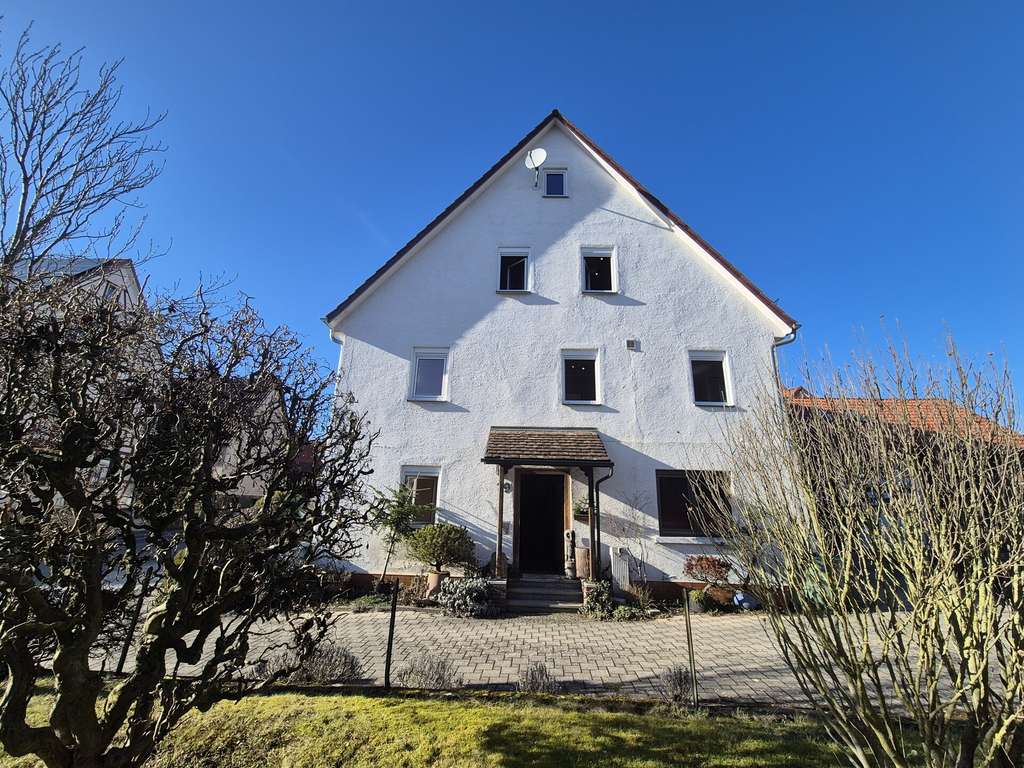 Immobilie in Holzgerlingen - Charmante Doppelhaushälfte mit 8 Zimmern, Garten und Doppelgarage im Herzen Holzgerlingens - Bild 3