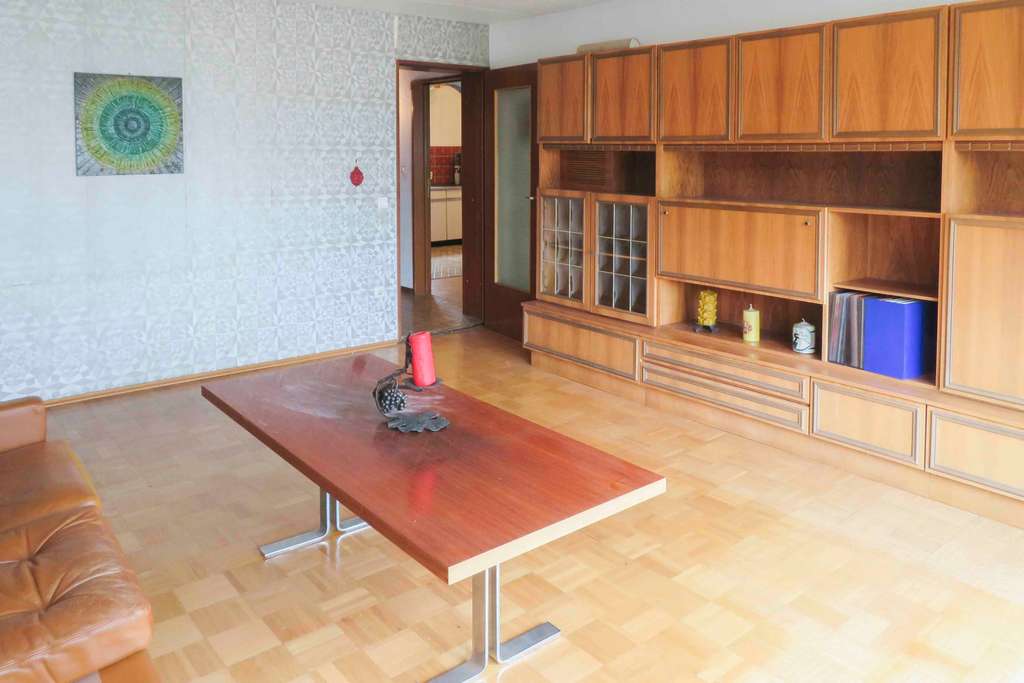 Immobilie in Schwaigern - Zuhause gestalten in Schwaigern: EFH mit Garten, Garage und Freistellplatz mit Renovierungsbedarf - Bild 2