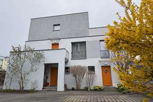 Schöne Aussichten für Eigennutzer! 3 Zimmer-Maisonette mit großer Dachterrasse und Pkw-Stellplatz!