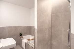 Für Jung & Alt: Bezugsfreie 4‑Zimmer‑Wohnung mit XL-Loggia * Tiefgarage *Aufzug *Energiekl. C *1. OG – Die vollständige Adresse der Immobilie erhältst du vom Anbieter., 40593 Urdenbach, Düsseldorf – Vorschaubild 7