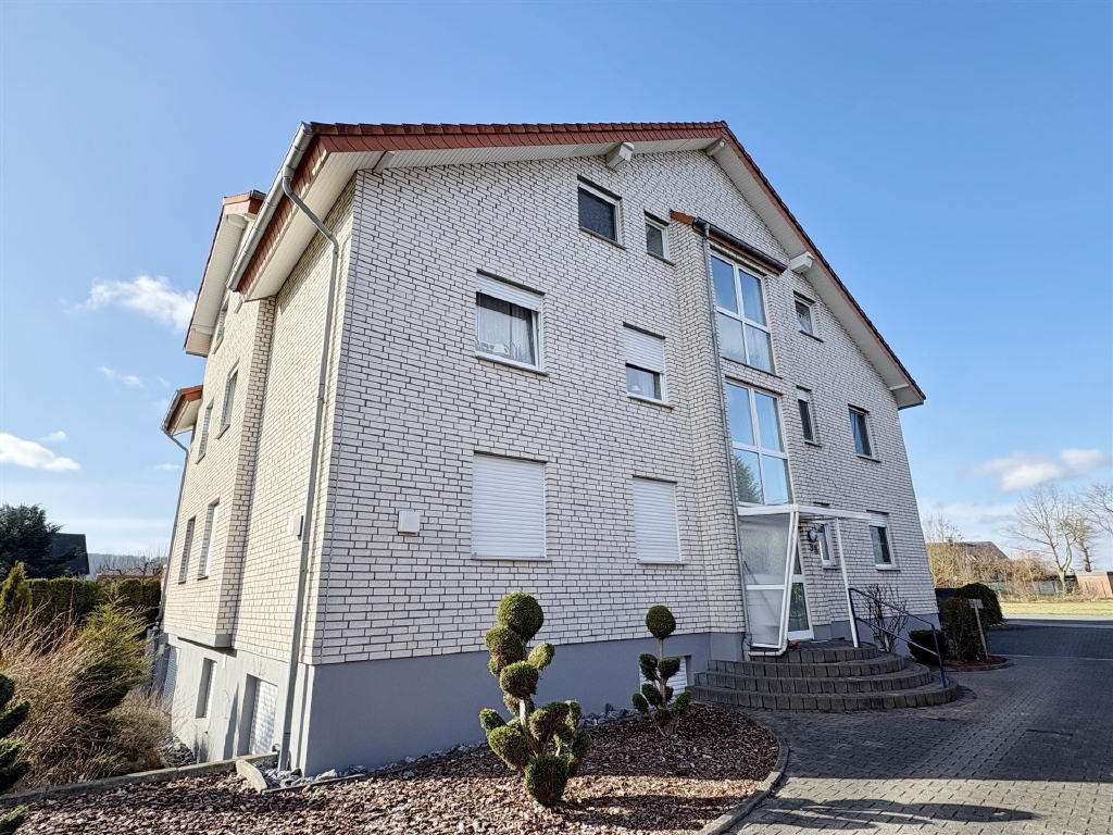 Immobilie in Lage - == Ab sofort frei! Schöne Souterrain ETW mit Terrasse in Lage-Billinghausen == - Bild 1