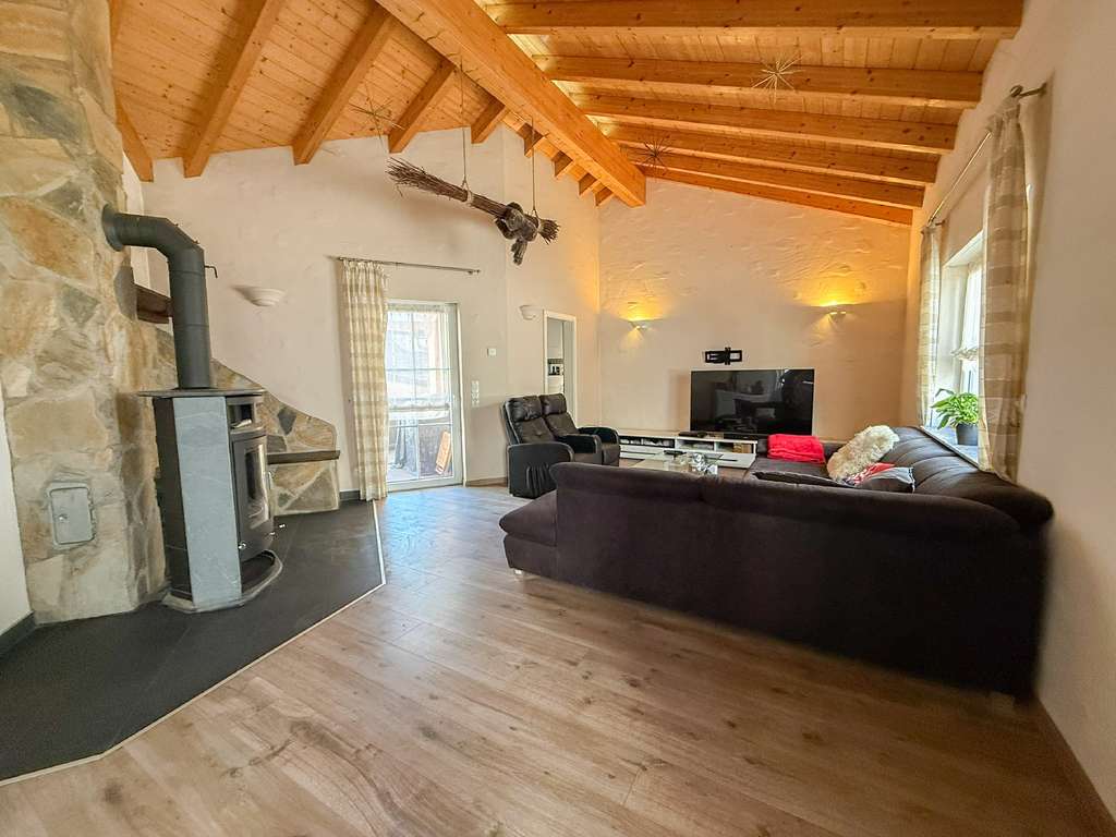 Immobilie in Andernach - Liebevoll Saniertes Einfamilienhaus mit großzügigem Wohnbereich in Andernach-Miesenheim - Bild 1