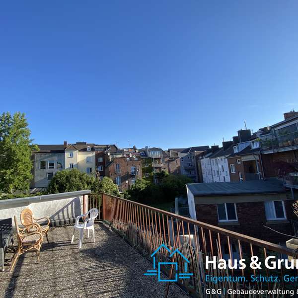 *** gepflegte 2-Zimmer-Wohnung - im denkmalgeschütztem Altbau - mit Dachterrasse ***