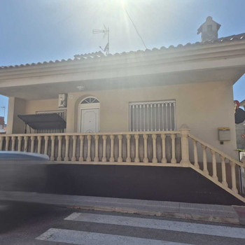 HAUS AUF EINER EBENE