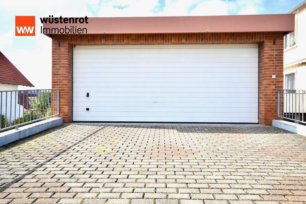 Immobilie in Wolfhagen - +++ Großes Einfamilienwohnhaus mit 3 Garagen in ruhiger Lage Wolfhagen Stadt +++ - Bild 2