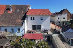 Modernes Einfamilienhaus KfW-70, Energieklasse A+ – Großer Garten mit Pool und Terrasse