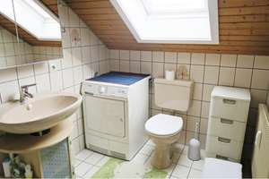 Möblierte Dachgeschosswohnung mit zwei Räumen und Einbauküche in Reutlingen-Sondelfingen – Schleestraße 4, 72766 Sondelfingen, Reutlingen – Vorschaubild 3