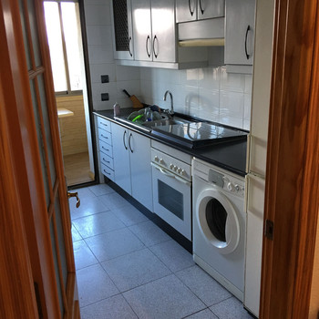 ZWEI-ZIMMER-WOHNUNG. EIN BADEZIMMER. STELLPLATZ.