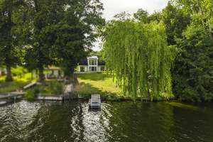 Modern. Nachhaltig. Direkt am Wasser mit eigenem Steg. 
Jetzt Ihr neues Zuhause entdecken!