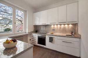 Stil und Charme: Möblierte 2,5-Zimmer-Wohnung mit Balkon in feinster Bogenhauser Lage – Die vollständige Adresse der Immobilie erhältst du vom Anbieter., 81679 Herzogpark, München – Vorschaubild 5