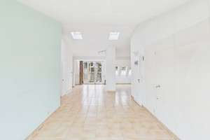 Haidhausen: Stilvolle Altbauwohnung mit Süd-Balkon, Aufzug & großem Entwicklungspotenzial