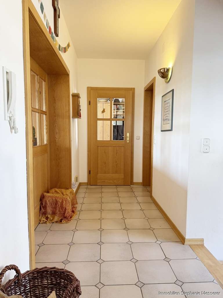 Immobilie in Neufahrn in Niederbayern - Geräumiges Architektenhaus auf wunderschönem Grund 
mit Doppelgarage und viel Platz für die Familie - Bild 3