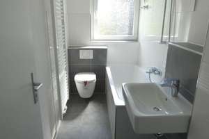 *moderne Balkonwohnung mit Tageslichtbad in Schloßnähe*