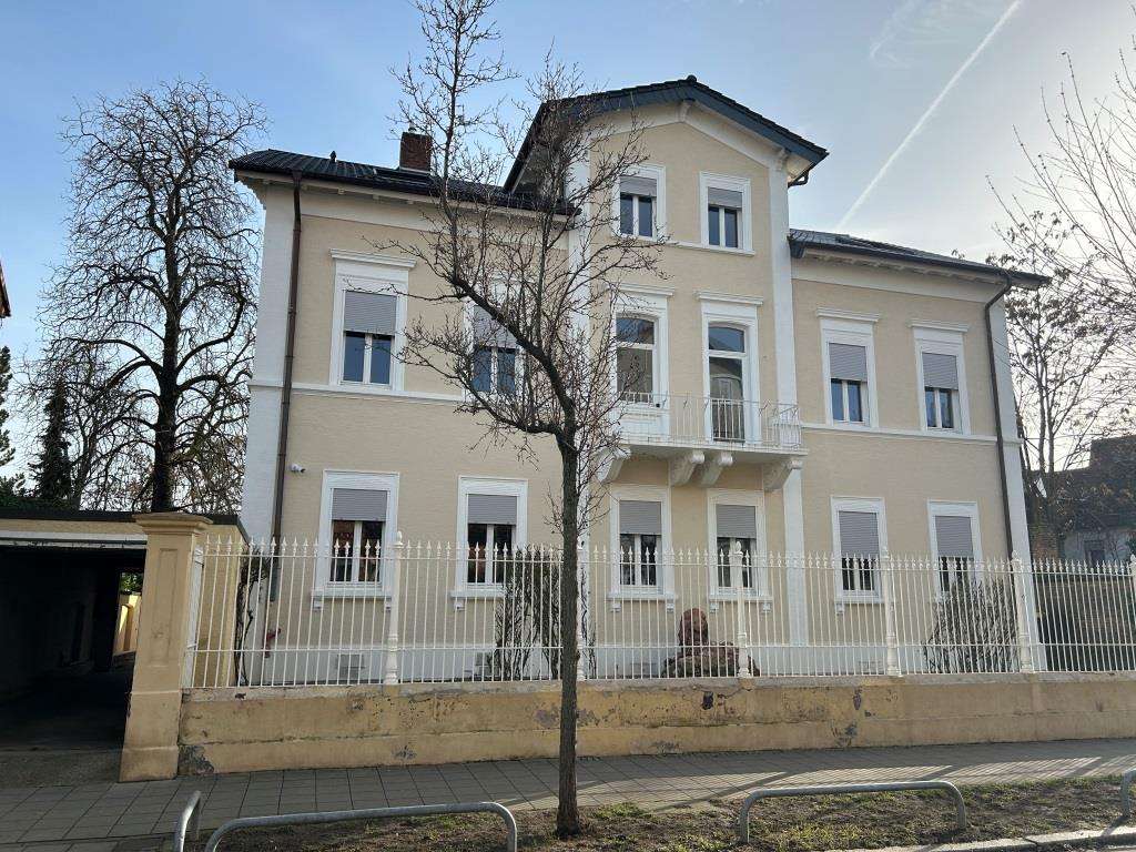 15 km von Lampertheim in der Vorderpfalz: Wohn-/Bürovilla mit Park in der Innenstadt WS 4144