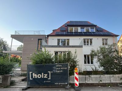 Neu sanierte 2,5-Zimmer-Wohnung mit großer Dachterrasse