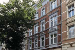 ERSTBEZUG ALTBAU-JUWEL  2 Zimmerwohnung nach kompletter Sanierung, möbliert mit Terasse