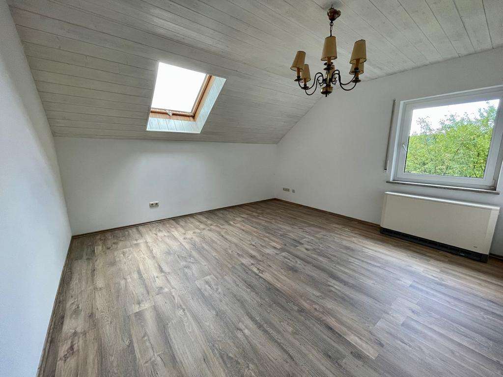 Immobilie in Ködnitz - Unverbaubarer Panoramablick!
Großzügige 4-Zimmer-Wohnung im Dachgeschoss vor den Toren Kulmbachs - Bild 1