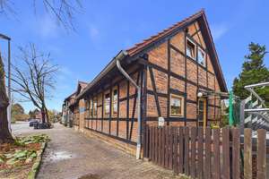 Kernsaniertes Fachwerk-Zweifamilienhaus in Wolfsburg-Brackstedt – 2 Einheiten, vermietet – Die vollständige Adresse der Immobilie erhältst du vom Anbieter., 38448 Brackstedt, Wolfsburg – Vorschaubild 2