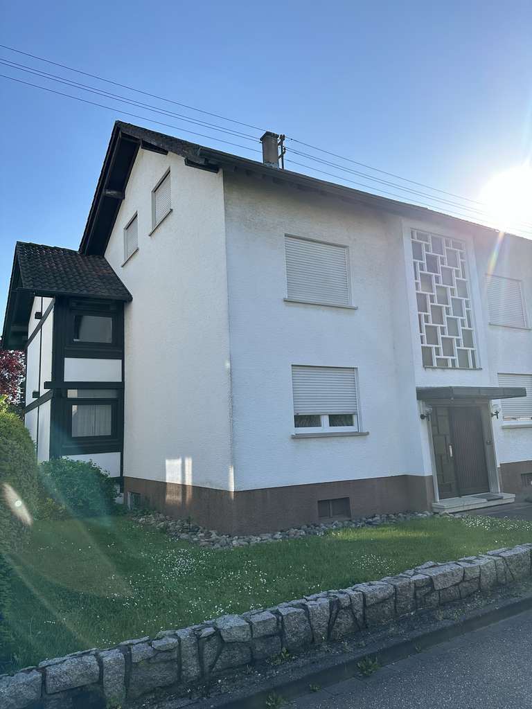 Immobilie in Baden-Baden - Sandweier/  Mehrfamilienhaus in ruhiger Feldrandlage – Garten, Garagen & Ausbaupotenzial - Bild 2