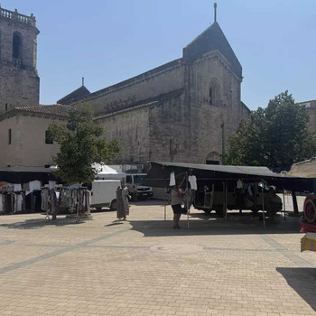 Dorfhaus in Besalú, am Platz gelegen, ideal für ein Geschäft.