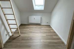 WG-Zimmer in renovierter Dachgeschosswohnung in bester Lage!