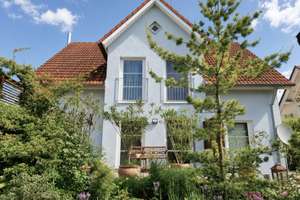 Gepflegtes Einfamilienhaus mit Garten, großer Terrasse, Tageslichtkeller und Ausbaureserve – Die vollständige Adresse der Immobilie erhältst du vom Anbieter., 86633 Neuburg an der Donau – Vorschaubild 2