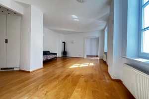 Wohnen mit Charme: Lichtdurchflutete Altbauwohnung mit Kamin & Balkon – München – Vorschaubild 1