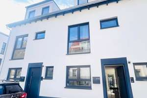 Charmantes Reihenmittelhaus mit 5 Zimmern in Mainz-Weisenau-NEUBAU – Neideckerstraße 4a, 55130 Weisenau, Mainz – Vorschaubild 1