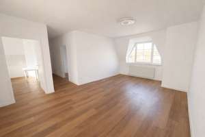 Modernisierte und lichtdurchflutete Dachgeschosswohnung