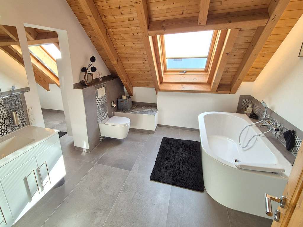 Immobilie in Burglauer - Einfamilienhaus mit Einliegerwohnung, neuem Bad und PV-Anlage in Top-Zustand - Bild 1