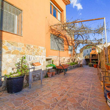 Eckhaus mit großer Terrasse und Garage in Cabanes